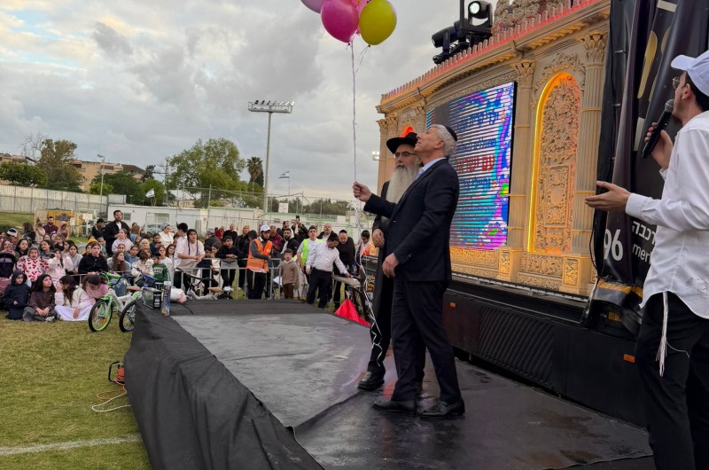 מפגן אחדות בקרית אתא: אלפי ילדים שמחו בתהלוכה