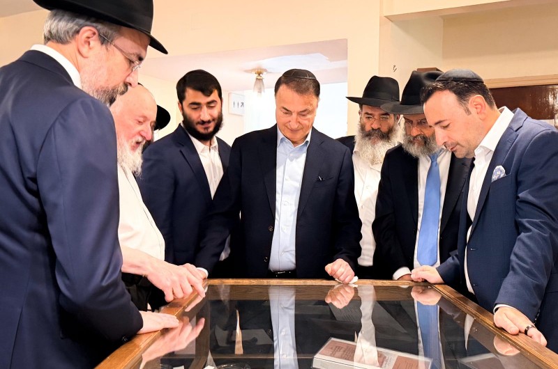 הנגיד החסידי ר' לוי לבייב בסיור בתערוכת ספריית אגודת חסידי חב