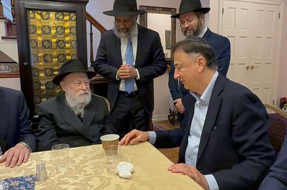 ר' לוי לבייב ביקר בחדר הרבי ונפגש עם המזכיר הרב קרינסקי