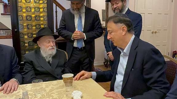 ר' לוי לבייב ביקר בחדר הרבי ונפגש עם המזכיר הרב קרינסקי
