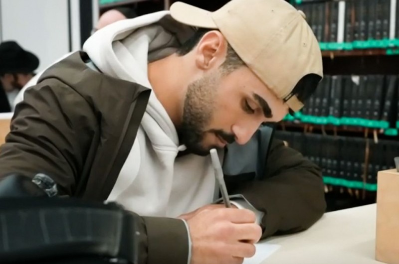 הזמר המסתערב התפלל ב'אוהל' בביקור הראשון בניו יורק 