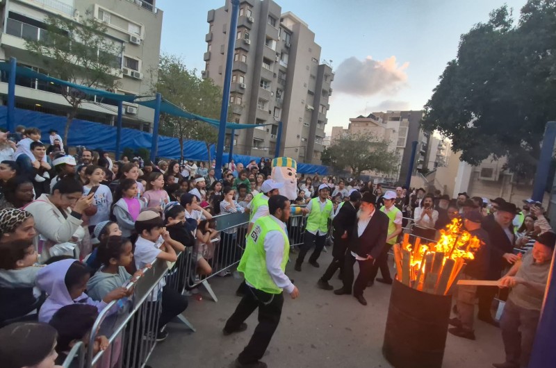 מאות בתהלוכה המרכזית בשכונת רמב