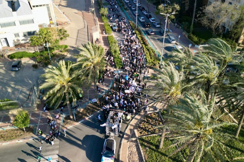 הרוח עצרה, השמש יצאה והילדים צעדו | התהלוכה בערד