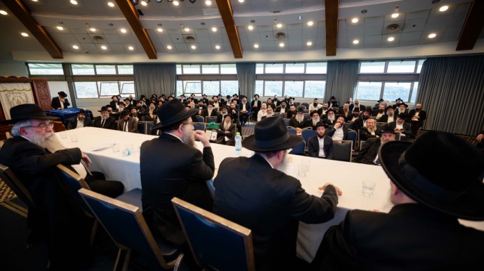היום הראשון בכינוס השלוחים: מושב חברי בי