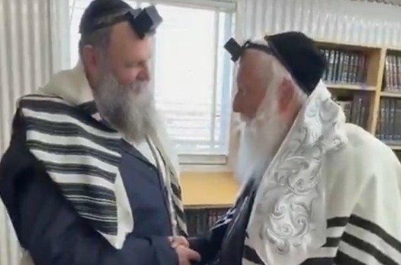 חבר מועצת הרבנות הראשית ורבה של מגדל העמק הרב יצחק דוד גרוסמן בשיחה בטענט הסמוך לאוהל הק', אחרי ששהה במקום בשבת, עם השליח הרב מרדכי ויסברג, מנכ