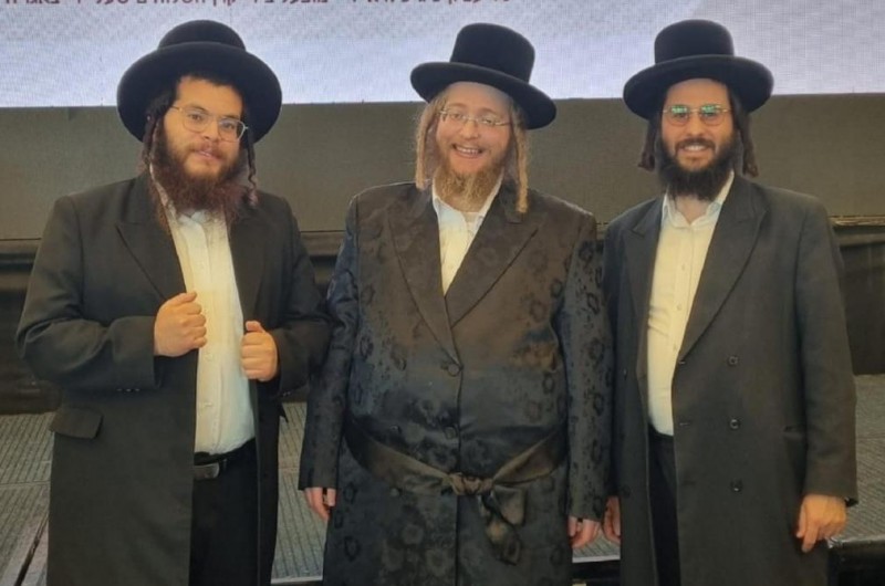 שלוחי הרבי עם כל הלבושים: מימין  הרב יעקב-יהודה שוורץ משכונת חפציבה, בית שמש; הרב ברוך פריזנט, השליח באזורי התעשייה בבני ברק; והרב משה וייס משכונת בית וגן, קריית אתא - בכינוס השלוחים הארצי