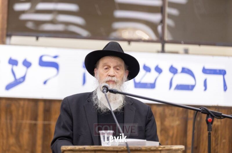 המשפיע הרב מיכאל אהרן זליגסון נושא דברים בהתוועדות פסח שני י