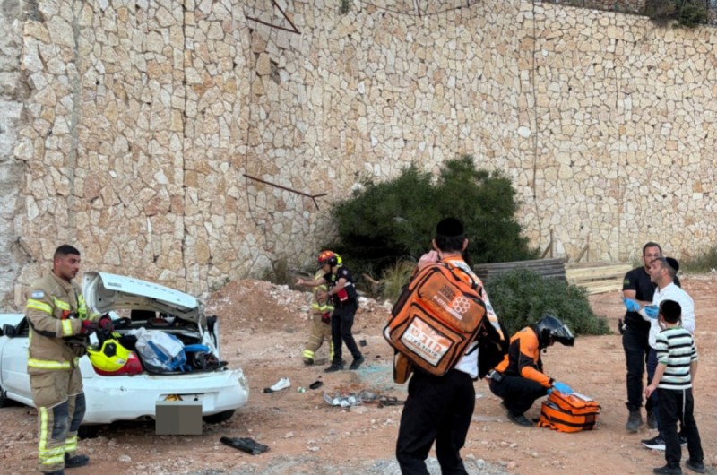ביתר: רכב נפל מגובה רב, שני צעירים נפצעו באורח בינוני