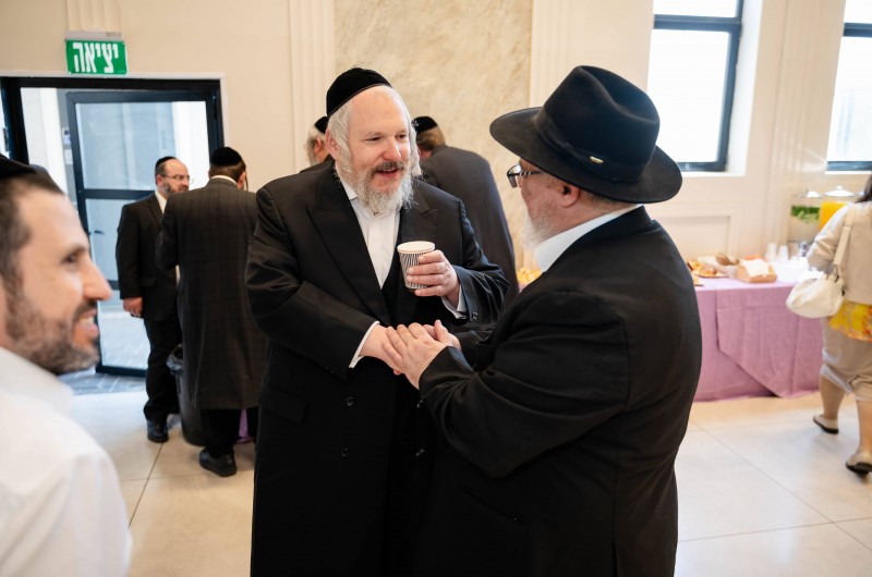 ראש העיר ביתר עלית ר' מאיר רובינשטיין מברך את מנהל התלמוד תורה החב
