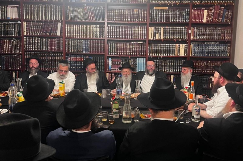 עם רדת החשיכה: שלוחי הרבי בגרמניה מתוועדים בעיר קלן, לאחר שדנו בכינוס מיוחד על דרכי הפעולה להעמקת הפעילות היהודית בקהילותיהם 