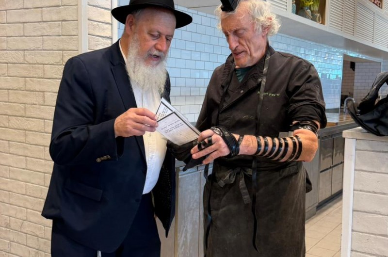 בעיצומה של וועידה: מבצע תפילין גם לאנשי צוות המטבח במלון ניר עציון, בו נערך בימים אלו כינוס השלוחים, בהשתתפות מאות משלוחי הרבי ברחבי ארה