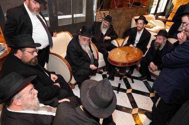 הגאון הרב אברהם סלים ראש ישיבת מאור התורה בירושלים וחבר מועצת חכמי התורה של התאחדות הספרדים בוחן את תלמידי ישיבת חב״ד בואנוס איירס במסכת בבא קמא הנלמדת בישיבה