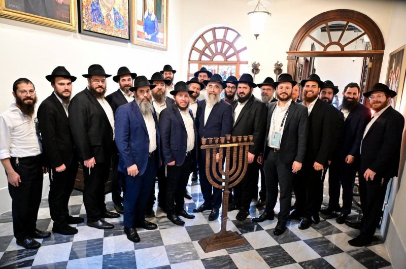 בלשכת מושלת פורטו ריקו: 18 שלוחי הרבי באיים הקאריביים בתמונה משותפת למהלך הכינוס האזורי, לאחר שהתארחו אצל המושלת בליווי שליח הרבי הרב לוי זרחי