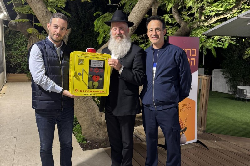 להצלת חיים מיידית: משפחת פלוטניק תרמה דפיברילטור חדש לבית חב