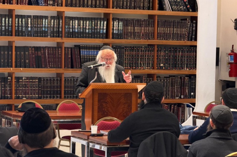 הפוסק הגאון רבי יקותיאל פרקש המבקר בימים אלו בבואנוס איירס, לרגל נישואי נכדתו, בשיעור הלכה בכולל אברכים 'אוהל יוסף משה' חב