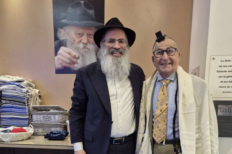 בגיל 95 ושנים רבות לאחר שלא זכה לקיים את המצווה: יהודי המתגורר בעיר סן מור שבצרפת הפשיל שרוול עם שליח הרבי הרב הרשי דרוקמן וקרא 'שמע ישראל' כשהתפילין על ראשו וידו