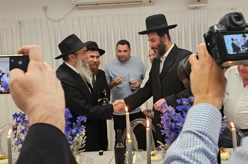 רבנים, שלוחים, עסקנים, אישי ציבור ומכרים בהתוועדות יום הולדת 70 לרב מנחם מענדל גלוכובסקי שליט