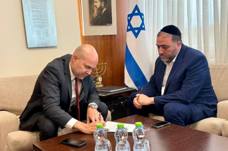 פורש מהפוליטיקה 'לעשות לביתו': שר הפנים לשעבר, ח