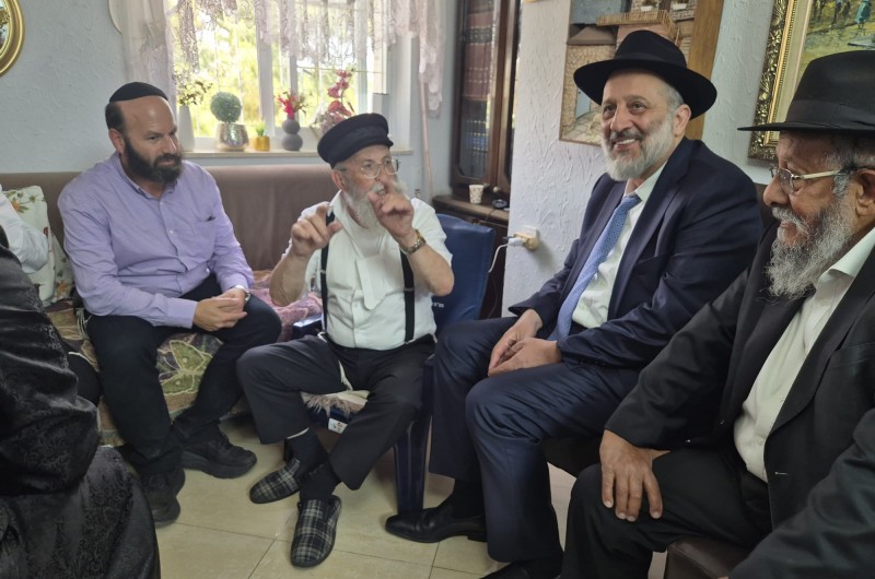 יו״ר ש״ס הרב אריה דרעי והרב אליעזר מזרחי  בניחום אבלים אצל הרב יעקב גלויברמן, יו