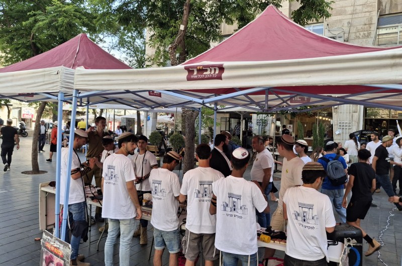 אלפים צעדו בירושלים - וברחוב יפו הגבירו את 'מבצע תפילין'