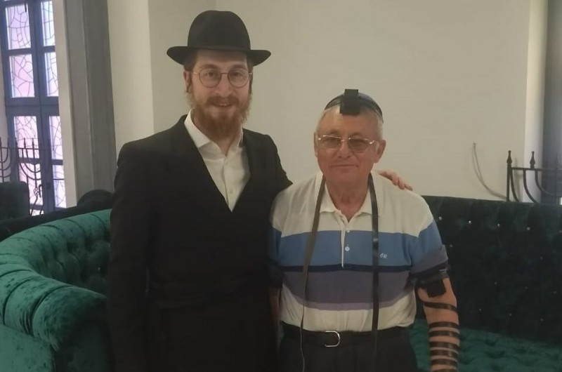 בר מצווה מאוחרת: ויקטור יפימוביץ' מקלינינגרד שברוסיה, יליד יום הניצחון ב-9 במאי 1945, זכה להניח תפילין בפעם הראשונה בחייו בגיל 81 ע