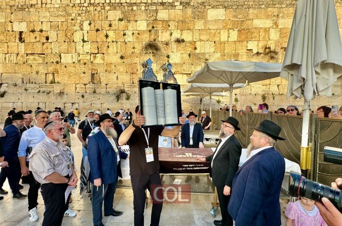 מתפללי ותיקין בכותל בשבועות יקבלו ערכה מ'כולל חב