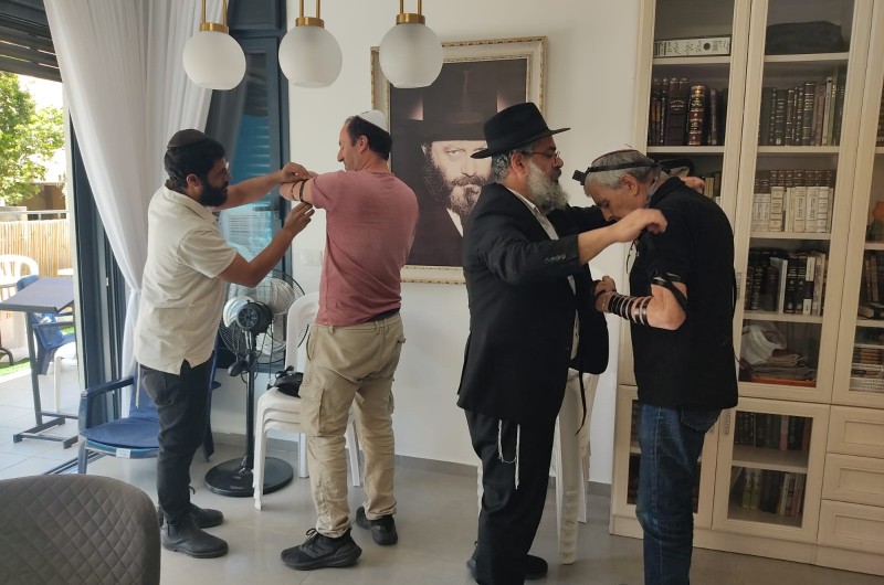 מרגש: ה׳מבצע תפילין׳ של ר׳ איתן ע