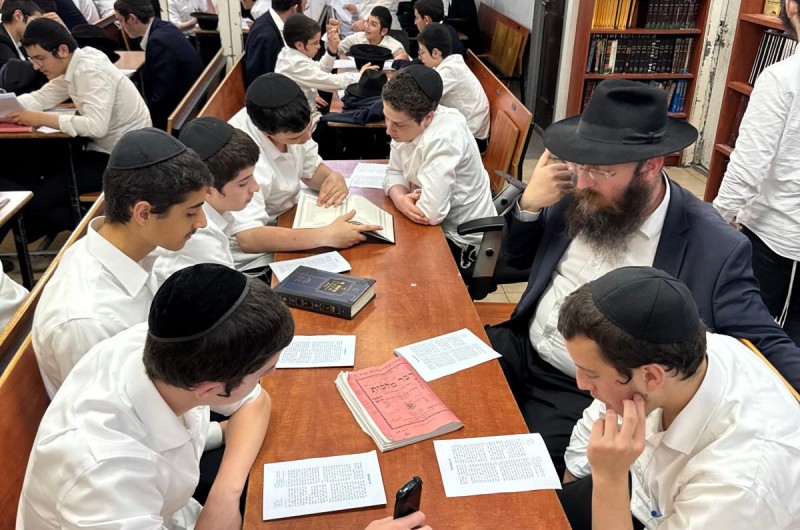 לאחר ה'סדרים': תיקון ליל ערב שבועות בישיבת תות''ל אלעד