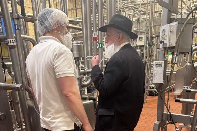ימים ספורים לקראת חג השבועות: רבני ונציגי מערכת הכשרות CHK מקראון הייטס ביקרו במפעלי חלב, כחלק מהמאמצים המתמשכים לחזק את הפיקוח על הכשרות וייצור חלב ישראל עבור הקהילה החב