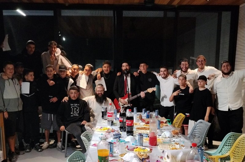 במושב גבע כרמל נערך אירוע לנוער לקראת חג השבועות, בארגון שליח הרבי למושב - הרב לוי גינזבורג. הזמר והגיטריסט החב