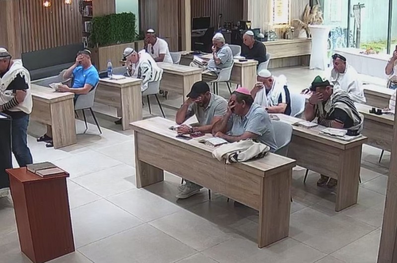 לא תמיד יש מניין: שליח הרבי באבוג'ה שבניגריה - הרב ישראל אוזן פרסם תמונה מרגשת ממצלמות האבטחה בבית הכנסת שבתוך הבית חב