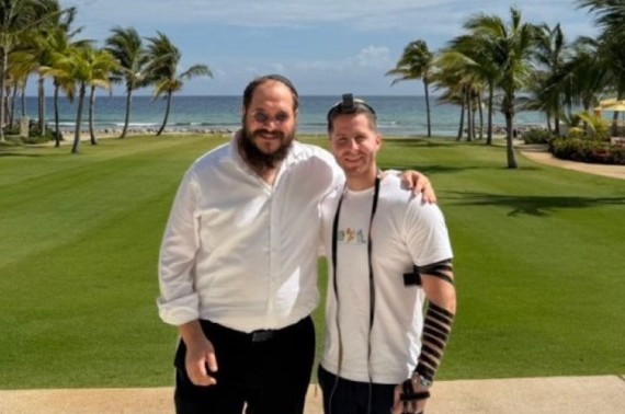 ראש עיריית פנמה סיטי, מאייר מזרחי מטלון, בהנחת תפילין בג'מייקה, בעת ביקורו באי, יחד עם שליח הרבי המקומי הרב יעקב רסקין