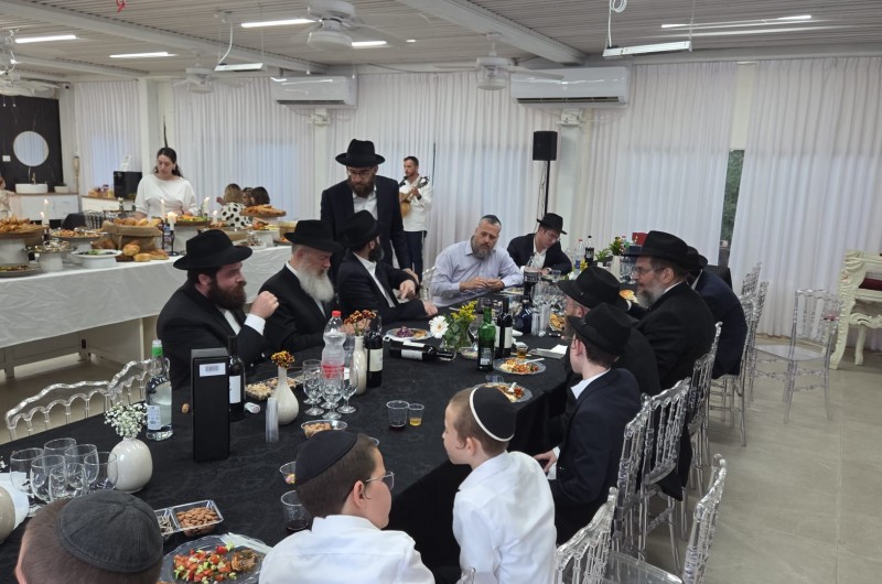 אמירת 'לחיים' לרגל בואו בקשרי השידוכין של הת' שעיה שנור בנם של שלוחי הרבי בגני תקווה הרב גרשון ושטערנא שנור, עב