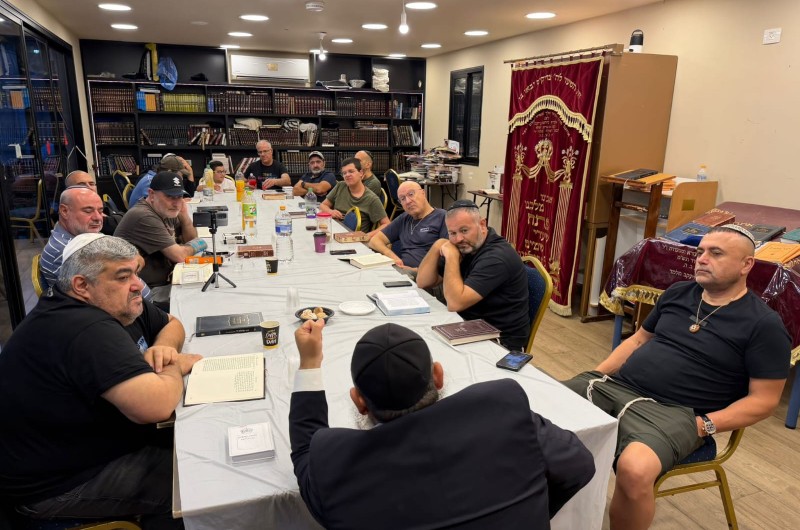ע