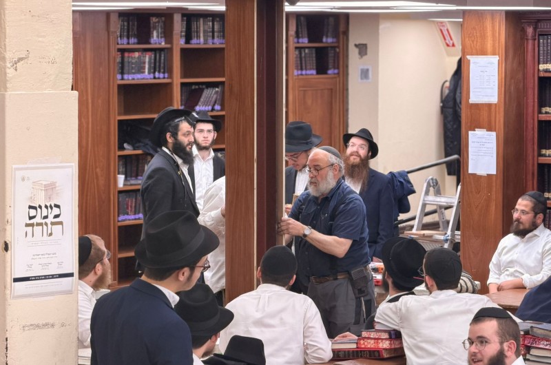 בית חיינו: עמוד החיפוי לצד הספריות החדשות ב-770 שודרג והוחלף בציפוי עץ חדש, מותאם למראה הספריות שסביבו