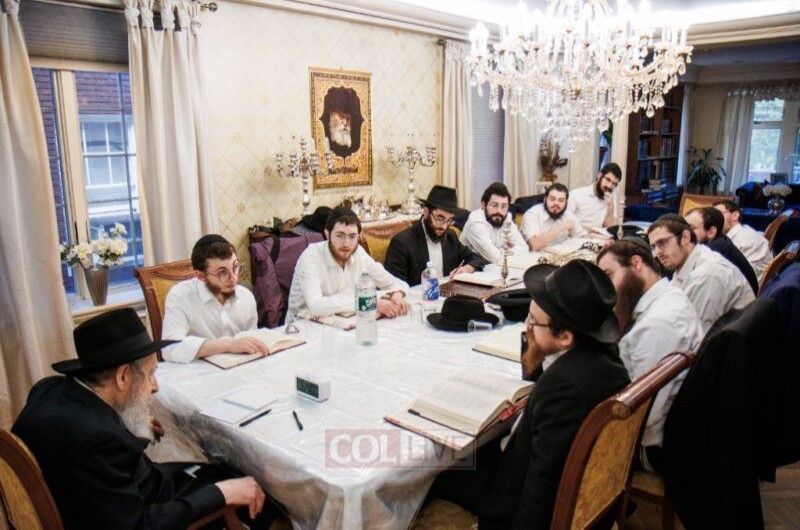 לומדי מסלול ה'דיינות' ב-770 נבחנו אצל ראש הישיבה בביתו