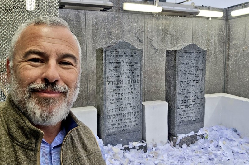 ישי פליישר הדובר הבין-לאומי של היישוב היהודי בחברון התפלל הלילה ב'אוהל' הקדוש של הרבי בניו יורק. עם התמונה שפרסם במדיה החברתית כתב: 