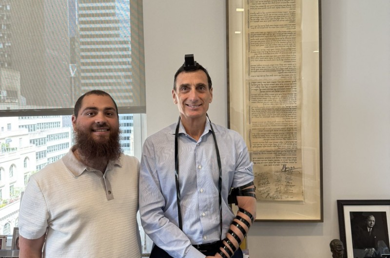 נקשר ליהדות: מתיו ברונפמן - איל הון יהודי אמריקאי, בן למשפחת ברונפמן, אחת המשפחות העשירות בעולם, הניח תפילין יחד עם התמים יוסי פארו, שמקדיש את שליחותו לזכות יהודים מפורסמים ורמי-מעלה במצווה החשובה
