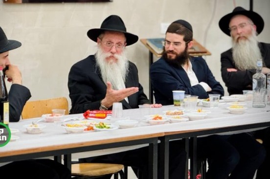 שליח הרבי ורבה של ז'יטומיר שבאןקראחמנ הרב שלמה וילהלם בהתוועדות עם תלמידי ישיבת 'אהל מנחם מענדל' בצפת עיר הקודש