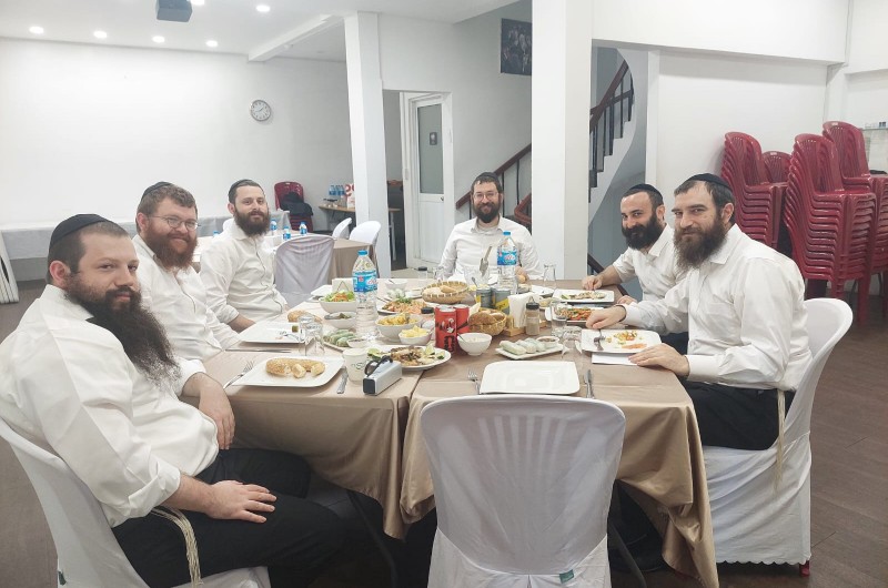 השלוחים בויאטנם התכנסו יחד בעיר הו צ'י מין, אצל השליח הראשי הרב מנחם הרטמן