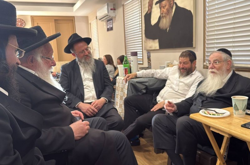 הגה״ח הפוסק הרב יקותיאל פרקש שליט״א, ובנו הרב מרדכי פרקש משלוחי הרבי בוושינגטון, בביקור ניחום אבלים אצל המשב״ק הרב חיים ברוך הלברשטאם היושב שבעה על רעייתו מרת מינדל ע״ה 