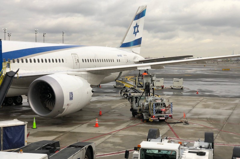 מטוס נחת ברומא בגלל יולדת - שליח הרבי דאג לאוכל כשר