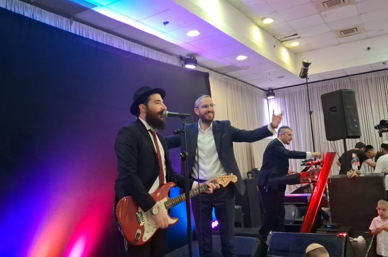 אמן אורח בחתונת גערליצקי-וולף אמש באולם האירועים בקמפוס בית רבקה בכפר חב