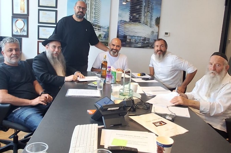 שלוחי הרבי בחדרה - הרב קלונימוס קופצי'ק והרב יוחנן בוטמן, חתמו בשעה טובה חוזה על רכישת מבנה לבית חב
