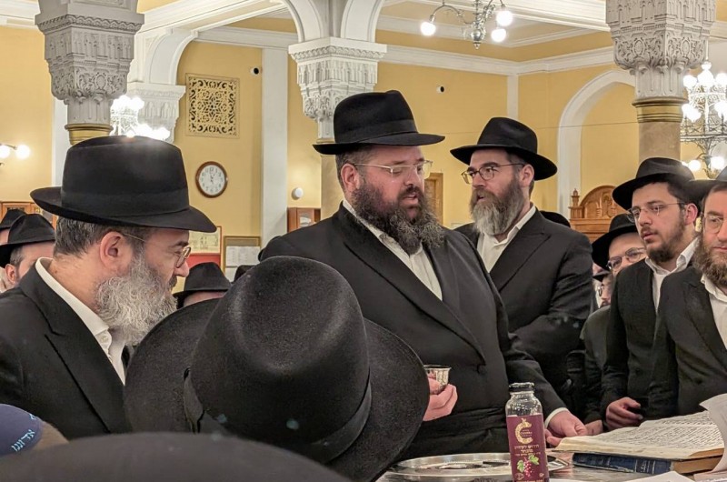 עם צאת השבת בשעה 01:00 בלילה: עריכת הבדלה על ידי מנכ״ל המוסדות של חב