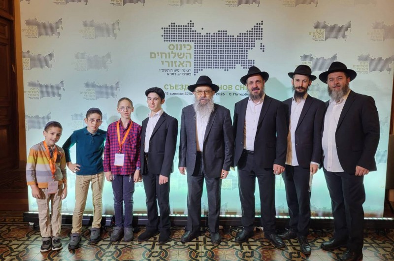 סבא, ילדים ונכדים: תמונה קבוצתית בכינוס השלוחים האזורי של רוסיה, בה נראים בני משפחת אש - משלוחי הרבי בעיר פטרבורג, שמתגוררים בה כבר ששה דורות