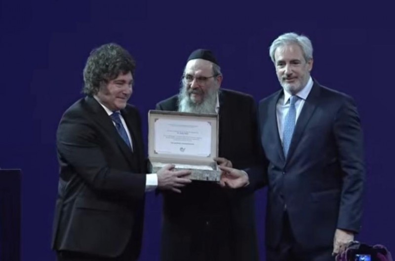 שליח הרבי בארגנטינה העניק לנשיא בלוק מאבני בניית הכותל