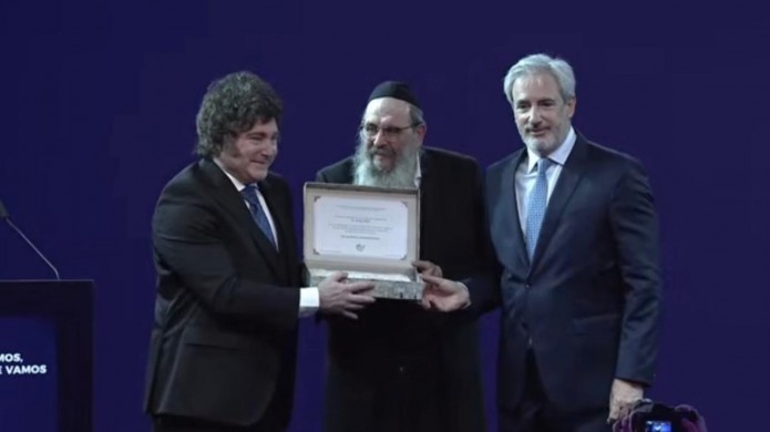 שליח הרבי בארגנטינה העניק לנשיא בלוק מאבני בניית הכותל