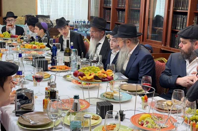 הרב הראשי לרוסיה, השליח הרב בערל לאזאר, באמירת 