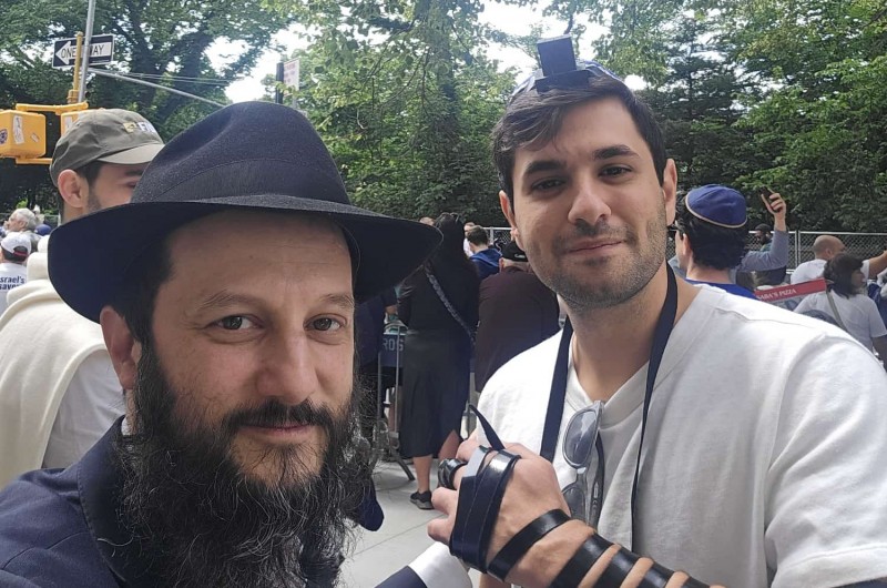 הרב אוריאל ויגלר משלוחי הרבי במנהטן שבניו יורק, מזכה יהודים רבים שהשתתפו במצעד השנתי בשדרה החמישית, בהשתתפות אנשי ציבור ואוהדי ארץ-הקודש